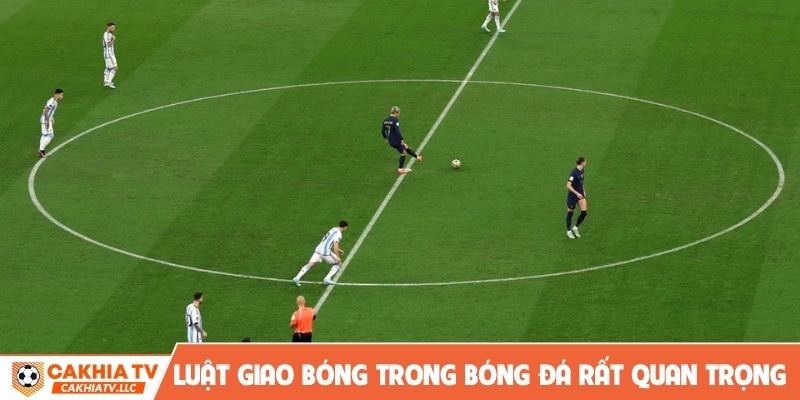 Luật giao bóng trong bóng đá là quy định quan trọng